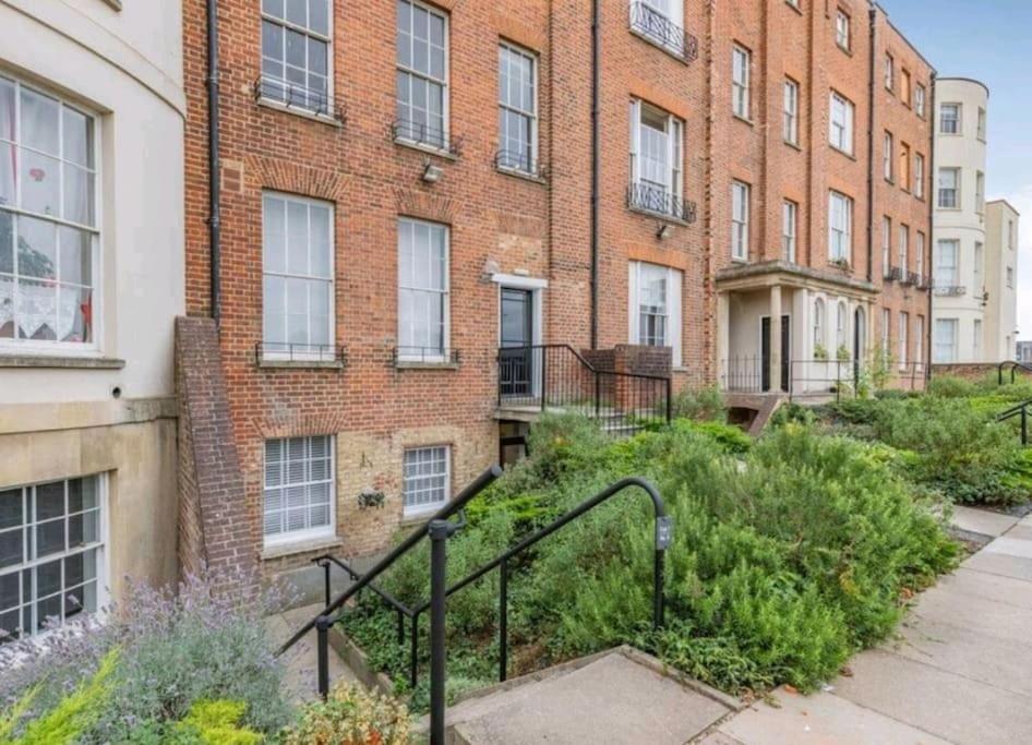 St Marg'S Hideaway; Grade II Listed Luxury Apartment In The Heart Of Cheltenham - Gateway To The Cotswolds! Sleeps 4 - Outdoor Seating And Free Private Parking! Ngoại thất bức ảnh