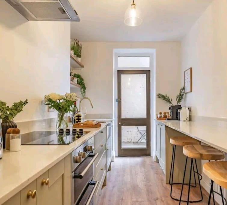 St Marg'S Hideaway; Grade II Listed Luxury Apartment In The Heart Of Cheltenham - Gateway To The Cotswolds! Sleeps 4 - Outdoor Seating And Free Private Parking! Ngoại thất bức ảnh