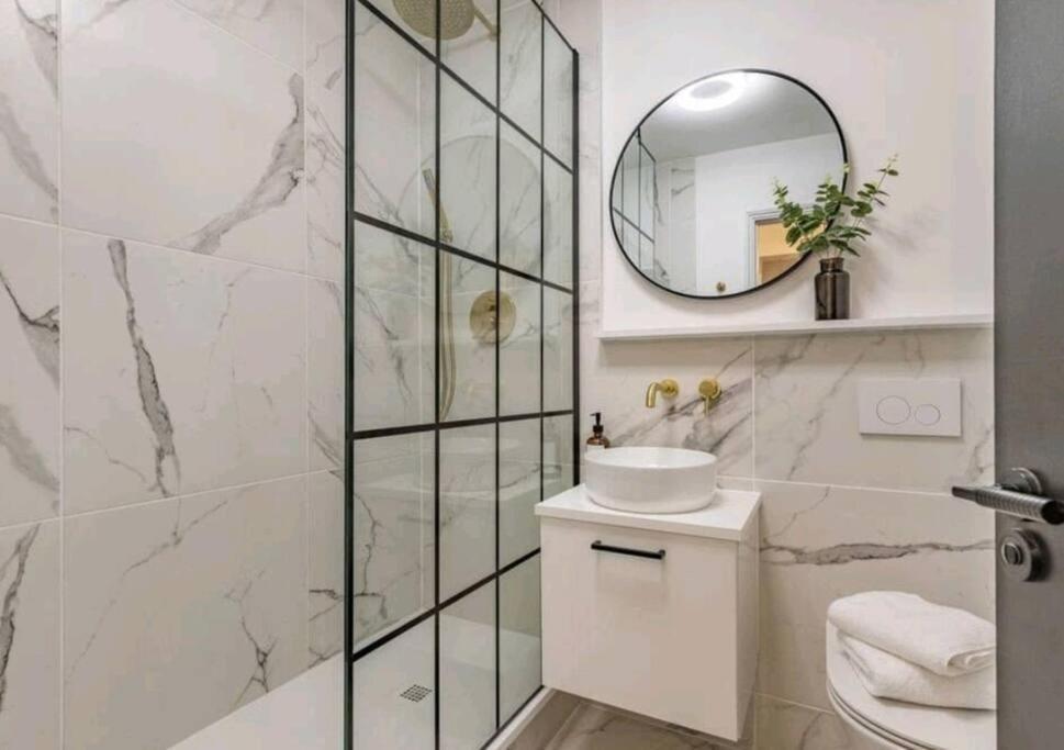 St Marg'S Hideaway; Grade II Listed Luxury Apartment In The Heart Of Cheltenham - Gateway To The Cotswolds! Sleeps 4 - Outdoor Seating And Free Private Parking! Ngoại thất bức ảnh